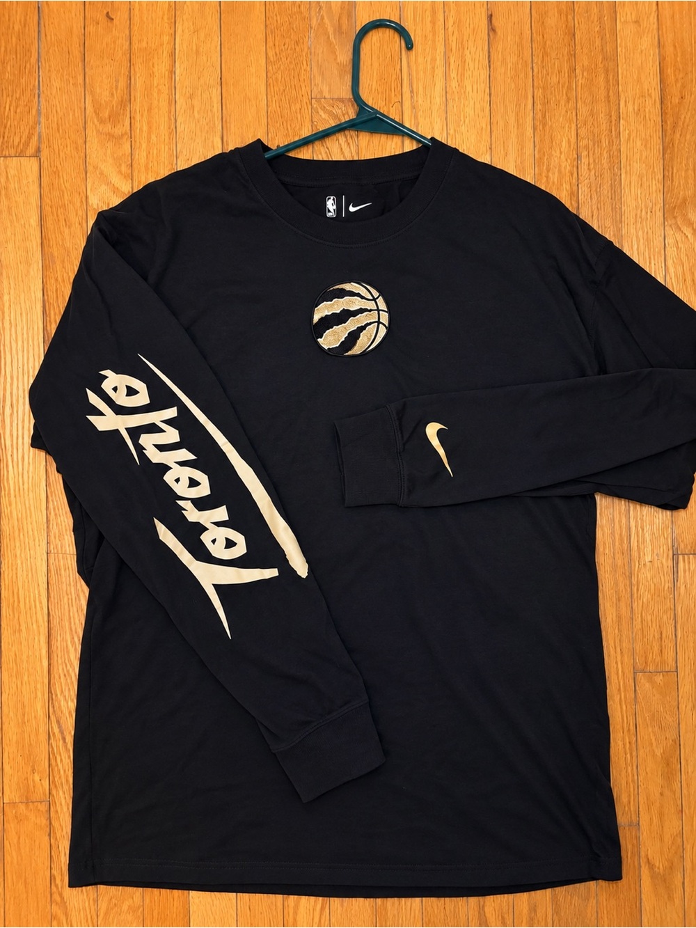 Nike Toronto Raptors NBA Long Sleeve Tee – Black/Gold – Mens Large